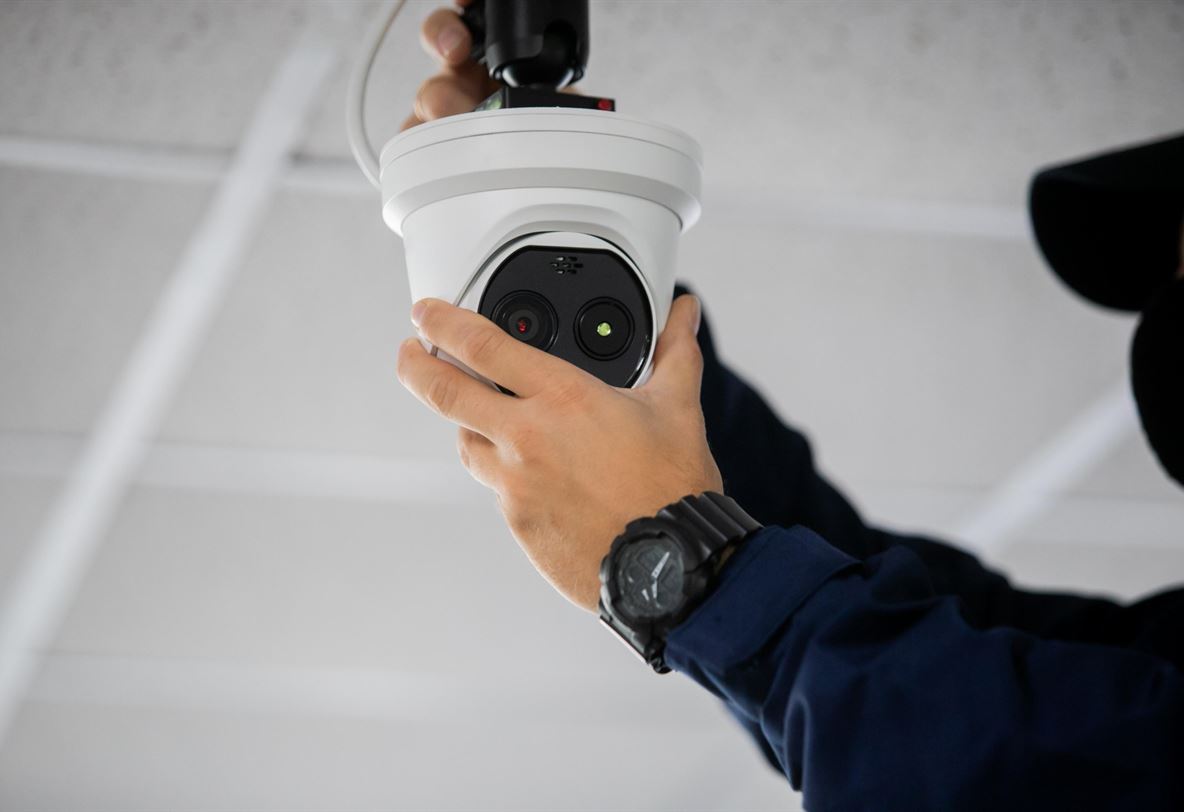 Técnico da Sensormix a instalar uma câmara de videovigilância
